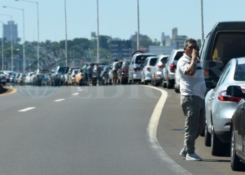 Lejos de agilizarse, el paso a Encarnación sigue generando largas colas
