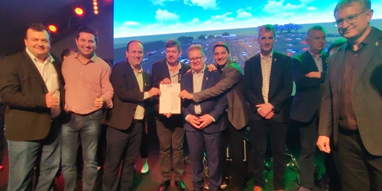 EXPECTATIVAS. Funcionarios del Gobierno Federal del Brasil, de Porto Xavier y San Javier celebraron la firma del contrato.