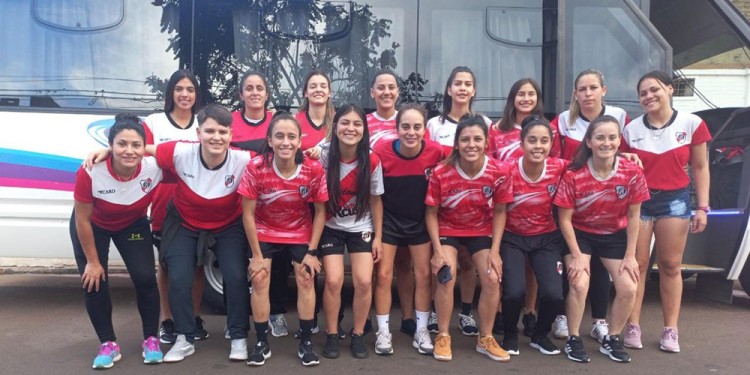 EN BUSCA DEL SUEÑO. El plantel de Guaraní, minutos antes de subirse al cole para viajar rumbo a Resistencia.