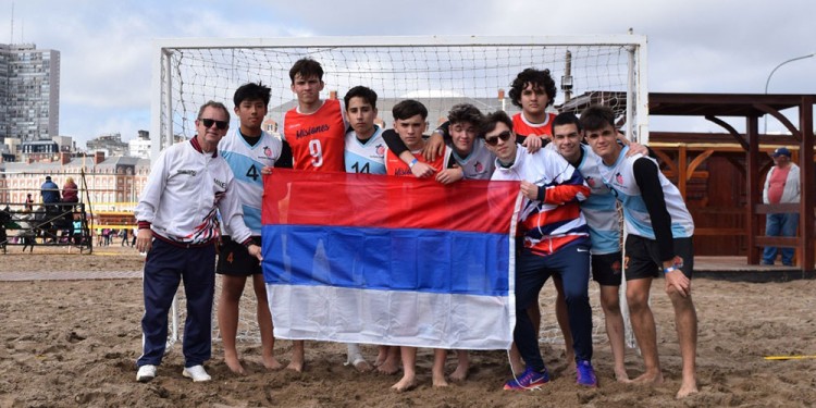 CERCA. El Sub-16 masculino de beach handball fue quinto sobre 16 equipos. (Gentileza P. Miño)
