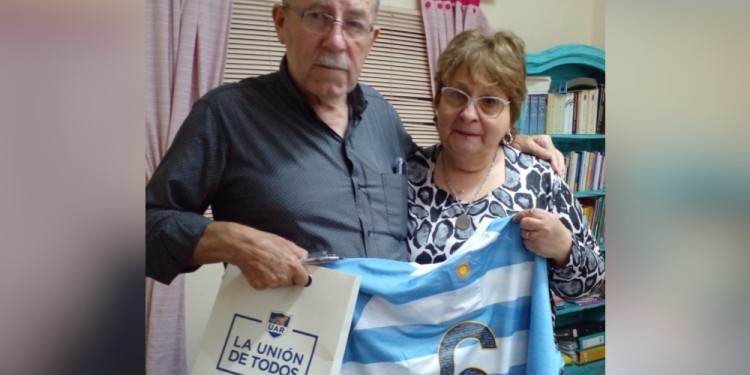 UN ORGULLO. Familiares de Pablo Havran con los regalos de FUAR.