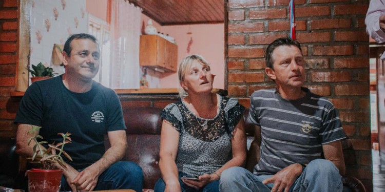 CONECTIVIDAD. Herrera con la primera familia beneficiaria del uso de Internet para ver TV, tras habilitar un nodo en Colonia Carril.