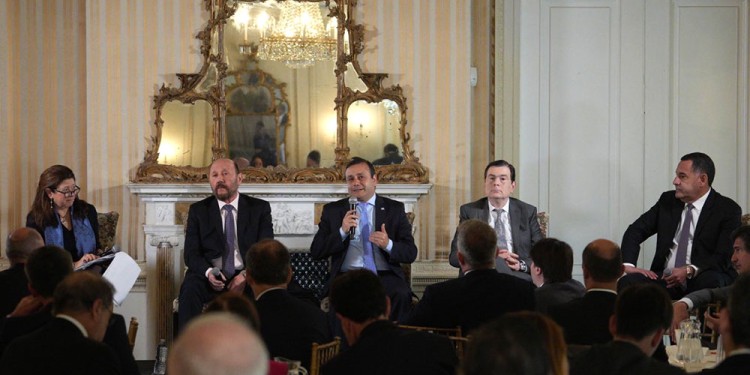 ÚLTIMAS ACTIVIDADES El misionero Herrera Ahuad disertando en el Council of Americas en Nueva York.