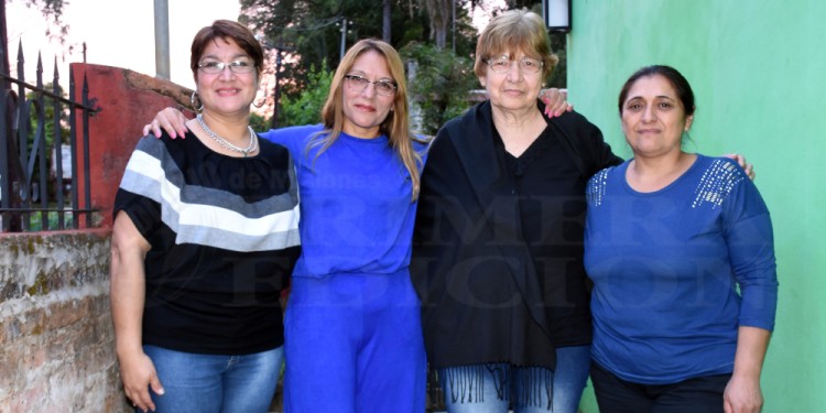 Hace 43 años Paula Holoveski y su esposo Roberto González se hicieron cargo de cinco hermanitas de entre 2 y 11 años.