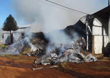 Incendio arruinó a una cooperativa y unas setecientas toneladas de yerba