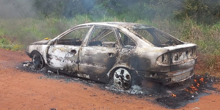 CALCINADO. El Renault Laguna fue hallado en colonia Los Teales, pocas horas después del secuestro de los cogollos sobre la ruta 12.