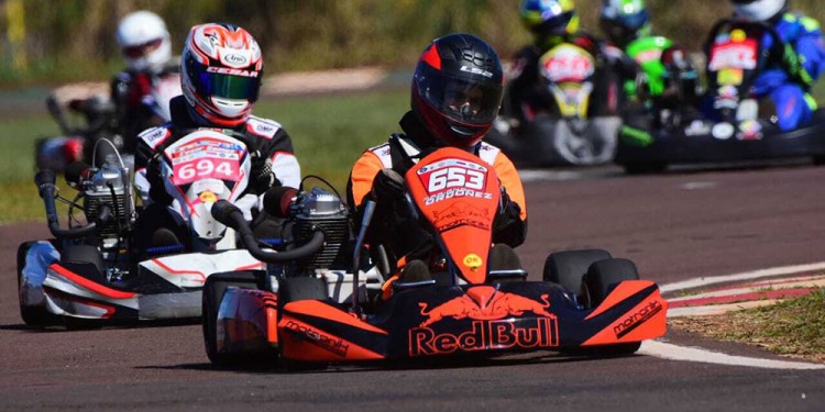 SOLIDARIOS. Los pilotos de karting buscan ayudar a un hogar de niños. (Gentileza A.Smialkowski).