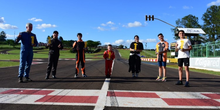 PURA VELOCIDAD. Carré, Pascual, Ordoñez, González, Mrakava, Da Silva y Dolce, los poleman de ayer en Posadas. Foto: D.Recktor/Prensa FeMAD