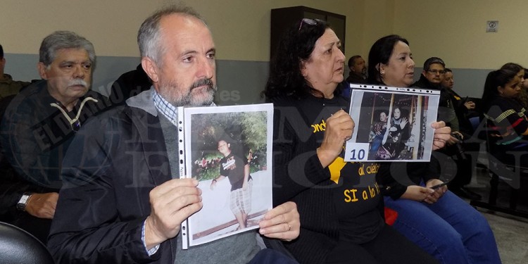 JUSTICIA. Familiares de las víctimas acompañaron con fotos y carteles a casi once años del trágico siniestro vial.