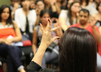 Capacitan en lengua de señas a empleados de comercio posadeños