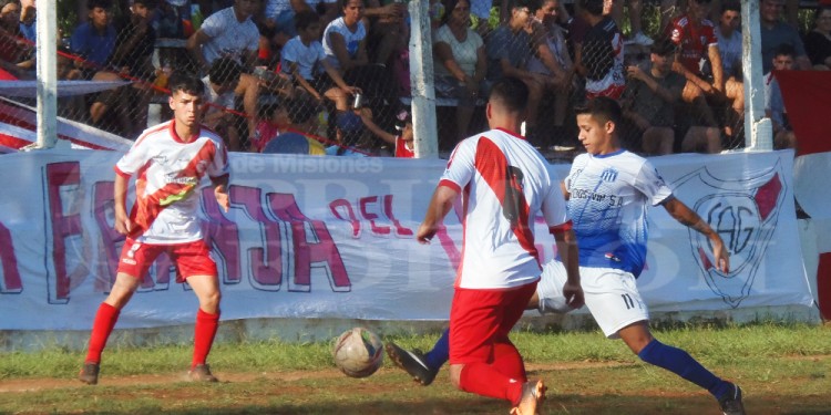 BUEN SHOW. El Prócer y Guaraní animaron un entretenido partido. (Foto gentileza C.Reble).