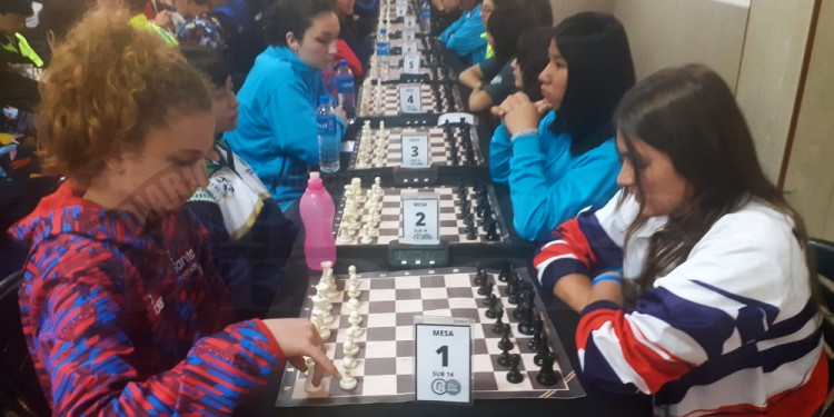 La mejor de todas en ajedrez fue la misionera María José Jiménez (primera a la derecha) fue la quinta medalla de oro para Misiones.