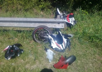 Turista sufrió graves lesiones tras colisionar su motocicleta contra un camión