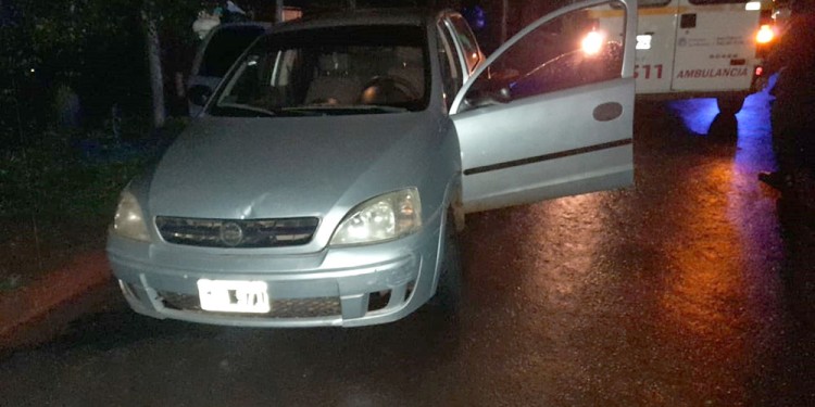 DAÑOS. El tren delantero del Chevrolet se dañó y el joven no pudo llegar al hospital hacia donde dijo que iba.