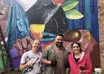 Color y simbolismo: un mural alegórico de  los pueblos originarios