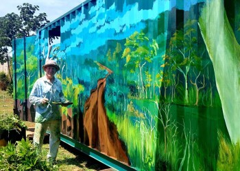 El artista plástico Bernardo Neumann está pintando un nuevo gran mural en Posadas