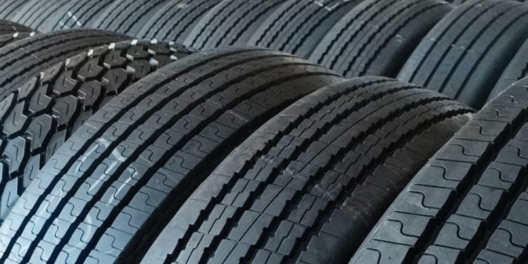 SÓLO EN FOTOS. El recuerdo de los locales llenos de mercadería para la venta en casas de neumáticos sólo puede ser rememorado en fotografías, hay tal faltante de stock que la decisión de los compradores es caer en el contrabando.