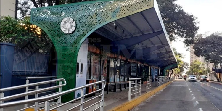 PERJUDICADOS. Los usuarios terminan siendo rehenes de un conflicto entre Gobierno, empresas y trabajadores del transporte.