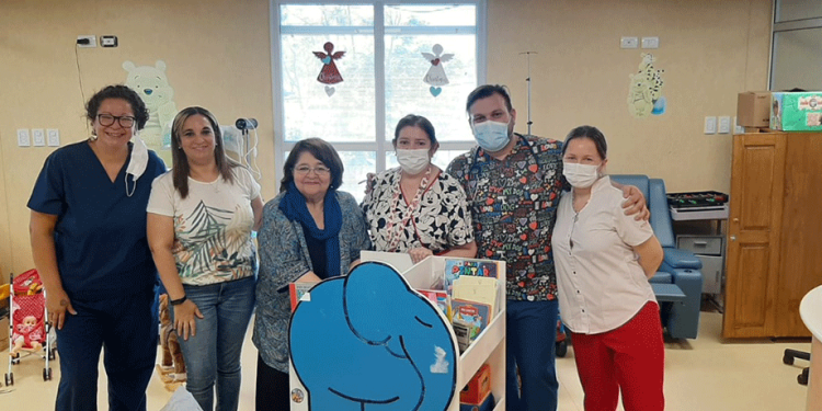 FELICES. Disfrutando de la satisfacción de brindar entretenimiento a los niños internados.