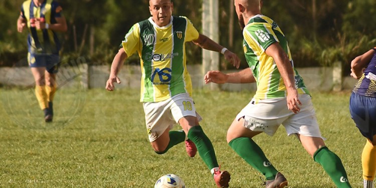 REFERENTES. Esteban Gamarra y Ernesto Mazacote, ante el Auriazul. (Archivo)