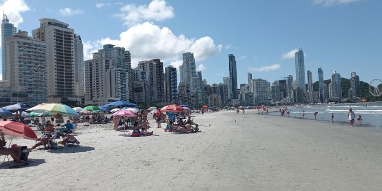 PARA IR DEFINIENDO. La playa de Balneario Camboriú fue ensanchada y estrenada el último verano, otorgándole mayor comodidad a los turistas. (Gentileza CPL)