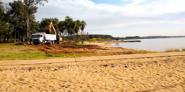 OBRAS EN CANDELARIA. Cerca de la reserva El Puma comenzaron las obras de mejoramiento de la playa.