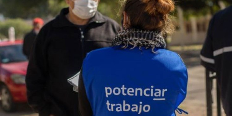 CONVOCADOS. Los beneficiarios deben presentarse para ser encuestados.