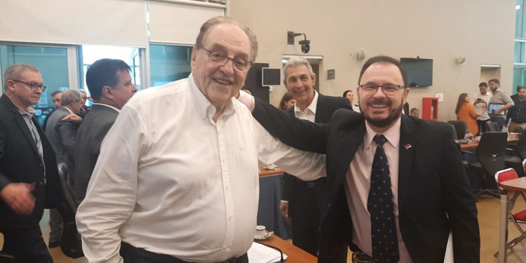 El diputado nacional Diego Sartori y el presidente de la Comisión de Presupuesto y Hacienda, Carlos Heller. Gentileza ArgentinaYa