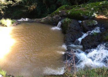 Por un camino intransitable, ya no recibirán sueros antiofídicos