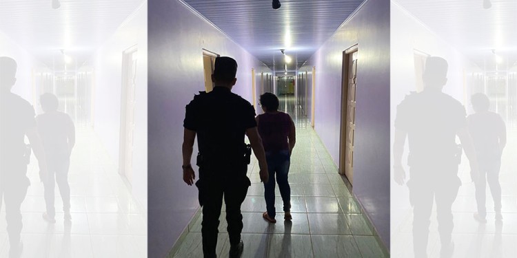 LA ESCENA. La propietaria del hotel con uno de los investigadores del caso.