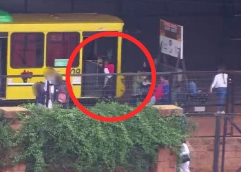 ¿Cómo es posible que un niño de 4 años suba solo a un colectivo y no llame la atención de nadie?