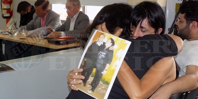 ABRAZO CON “LORENA Y CERGIO”. Rosa, madre y abuela de las víctimas fatales, entre los brazos de un familiar durante la lectura del fallo, al fondo de la imagen el acusado y abogados.
