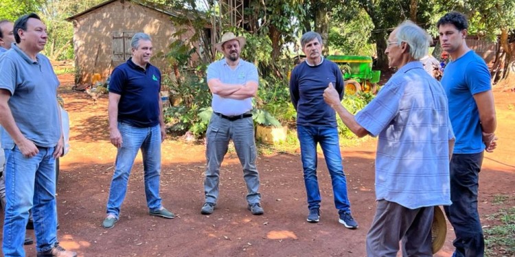 ENCUENTRO CON PRODUCTORES. Técnicos y autoridades del SEY del INYM en las chacras de la zona productora.