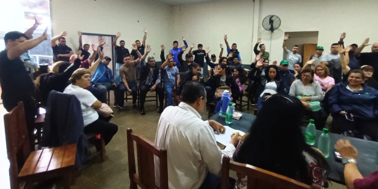 ASAMBLEA. Trabadores afiliados del SOEMP realizaron hoy una asamblea donde acordaron el paro por 48 horas.