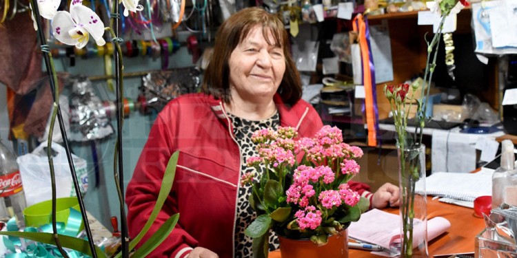 DEDICACIÓN. “Las flores son amor, nunca pasan de moda, la hermosura de las flores alegra”, dijo Sofía Bogado.
