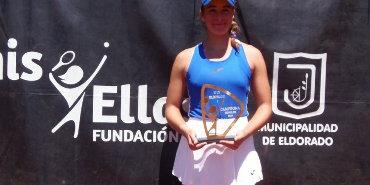DIO EL GOLPE. En la calurosa jornada de domingo, Solana Sierra jugó un gran partido y se quedó con el trofeo de singles.