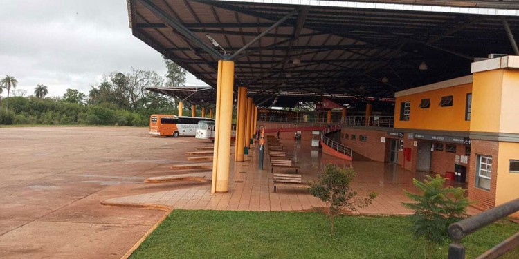SIN MOVIMIENTOS. La terminal de ómnibus de Eldorado se mantuvo vacía presentando un panorama desolado. (Foto: Gentileza Norte Misionero)