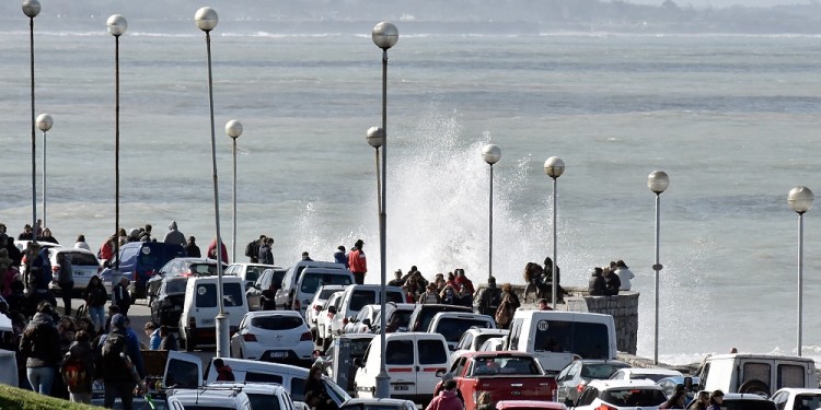 Ante la posibilidad de que esa fecha de descanso provocara movimientos turísticos que pudiera resentir el presentismo a votar, en el Gobierno comenzó a discutirse la posibilidad de modificar la fecha para el lunes 27.