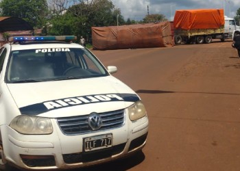 Un camión despistó y volcó en el ingreso a Montecarlo