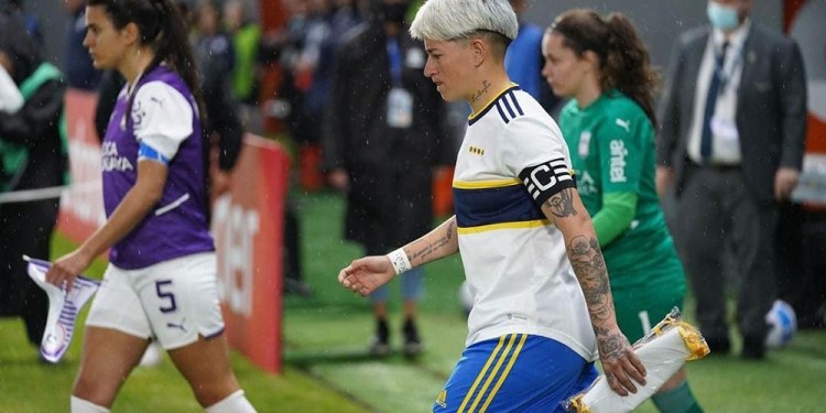 LA CAPITANA. Yamila encabeza la salida del equipo en Quito, Ecuador.