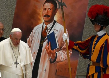 El Papa canonizó al primer Santo no religioso