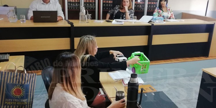 La fiscal Álvarez trata de explicar como se produjo el choque.