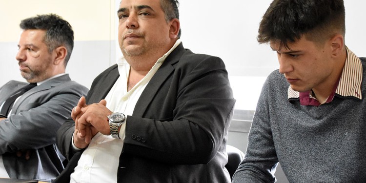 DEFENSA Y ACUSADO. Sebastián González (centro) y Matías Zielinski (derecha), abogado y encartado durante el debate en el Juzgado Correccional y de Menores 1.