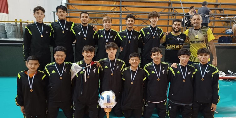 AL PODIO. El plantel de Hércules Yarará, con la medalla y el trofeo obtenido.