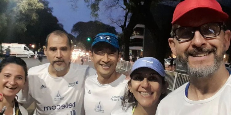 PRUEBA MÁS QUE SUPERADA. Soarez, Refosco, Ohashi, Bustos y Trondle, en la previa de la largada. Cumplieron con creces.