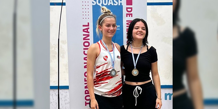 CAMPEONA. Paula Rivero (der.) se vuelve con el trofeo en M19 Damas y el campeonato anual de su categoría.