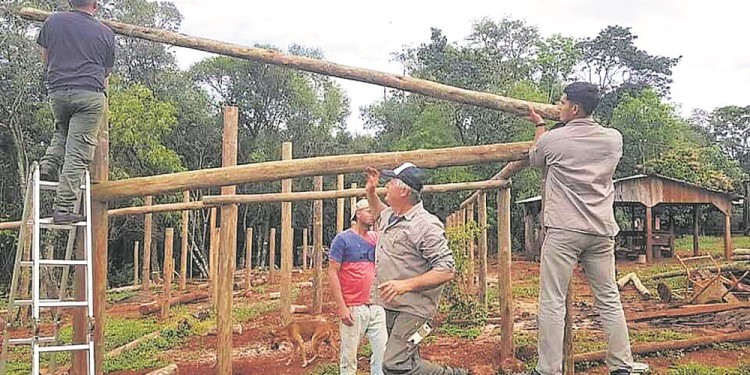CAPACITACIÓN. El ministerio de Agricultura Familiar dicta capacitaciones sobre armado de invernaderos donde se abarcan las normas generales