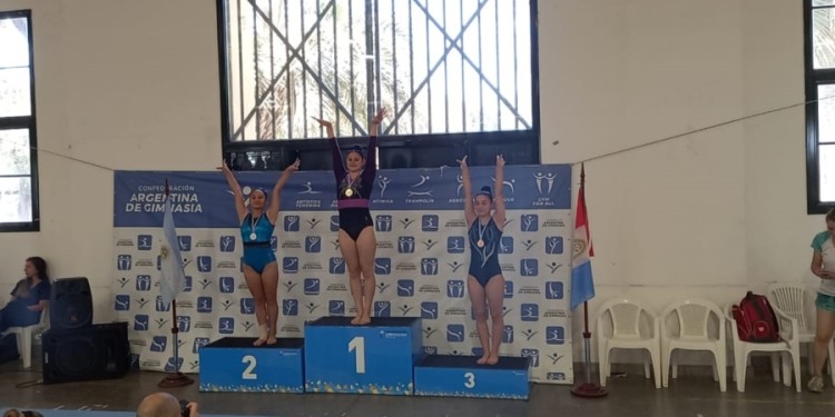 GANADORAS. Las chicas de Apóstoles se subieron a lo más alto.