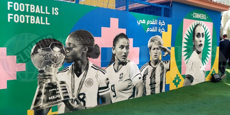 EL MURAL. La colombiana Linda Caicedo, Debinha de la Selección de Brasil, la misionera Yamila Rodríguez son parte del mural que levantó la CONMEBOL.