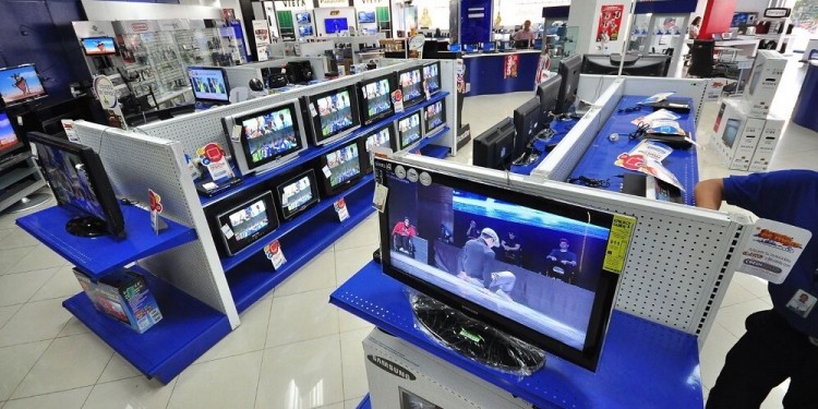 EXPECTATIVAS. La cercanía del mundial y del verano dispara la venta de televisores y aires acondicionados.
